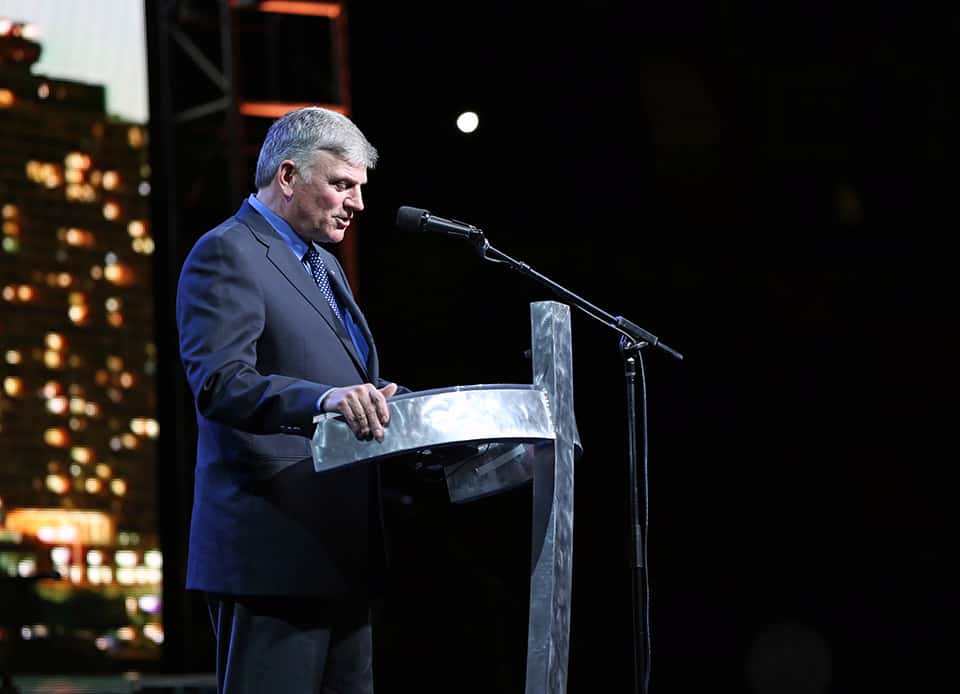 Franklin Graham bowing head