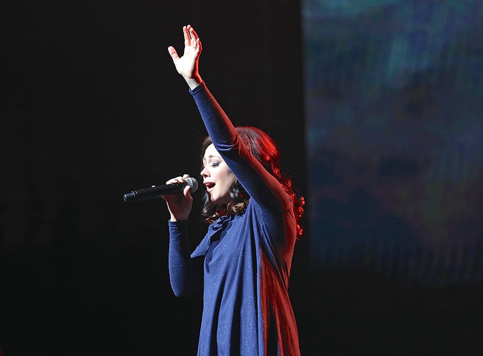 Kari Jobe lifts hands