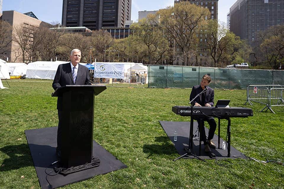 "The Lord Jesus Christ is risen," Franklin Graham said in an Easter broadcast with Michael W. Smith. "He’s not dead. He’s alive, and we’re here in Central Park to celebrate Easter."