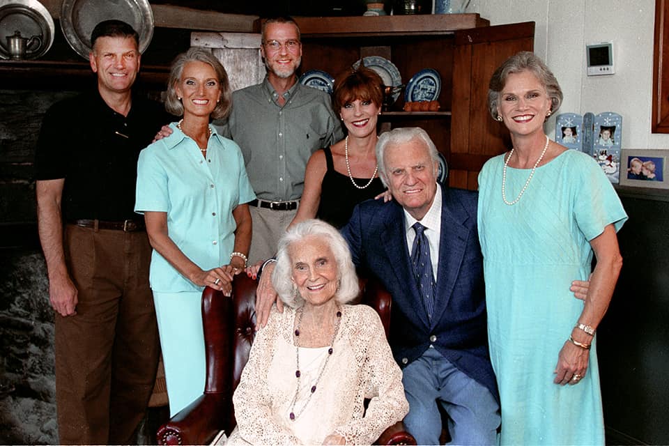 Billy and Ruth Graham with their five children in 2003. From left to right: Franklin, Anne, Ned, Gigi, and Ruth.