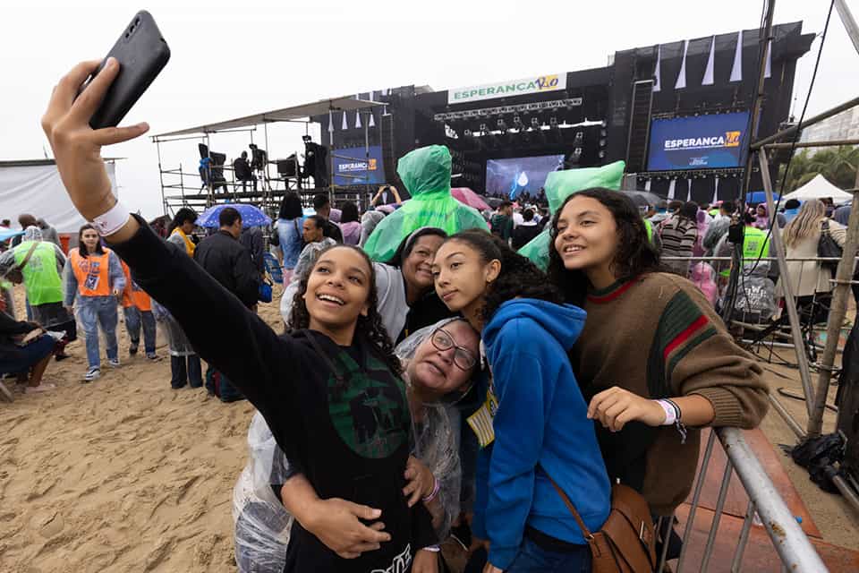 On Saturday, more than 68,000 people descended upon Copacabana Beach—not for sunbathing, surfing or volleyball, but to focus on Jesus Christ. The one-day event, called Esperança Rio, featured a message from Franklin Graham, music from six artists, and an invitation to receive Christ as Lord and Savior.