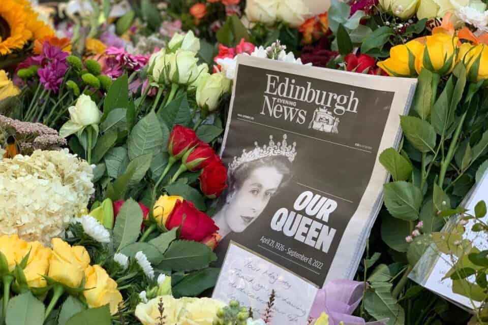 Many people have come to Buckingham Palace and Windsor Castle to lay flowers and pay their respects to the Queen.