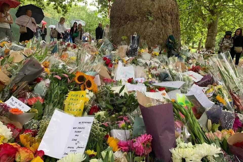 Many people have come to Buckingham Palace and Windsor Castle to lay flowers and pay their respects to the Queen.