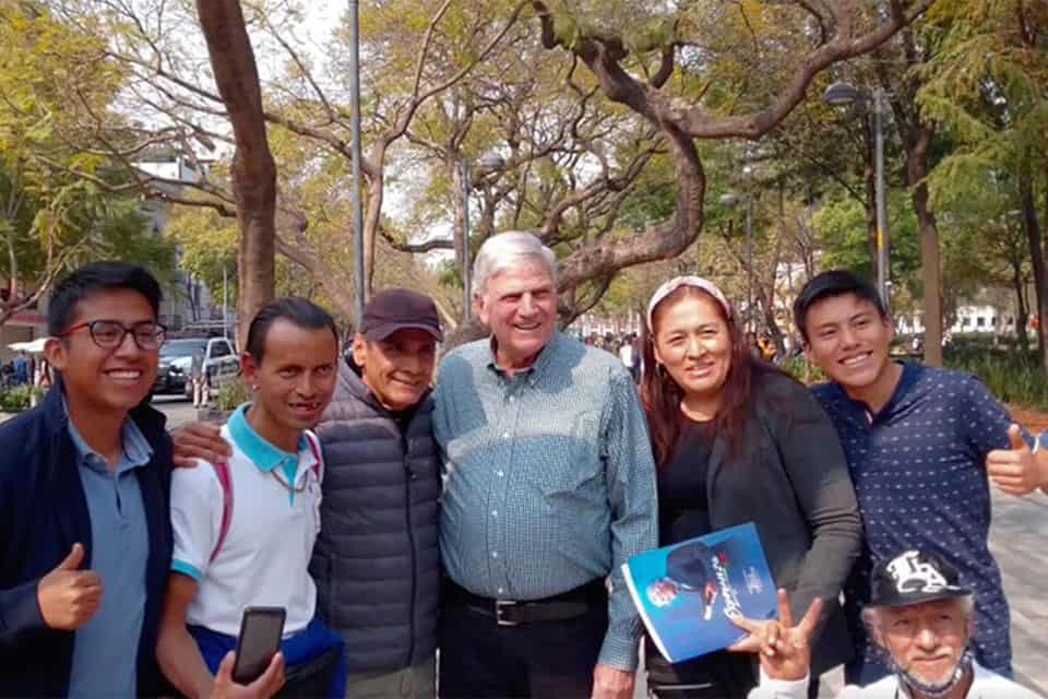 In February, more than 52,000 people heard the Gospel during Franklin Graham’s Festival Esperanza CDMX (Mexico City Festival of Hope), and thousands of churches were part of the outreach. Among them was the “Church Without Walls,” a congregation that holds services in a public park to bring the love of Jesus to homeless people in the area. Franklin Graham visited the park to meet with some of them.