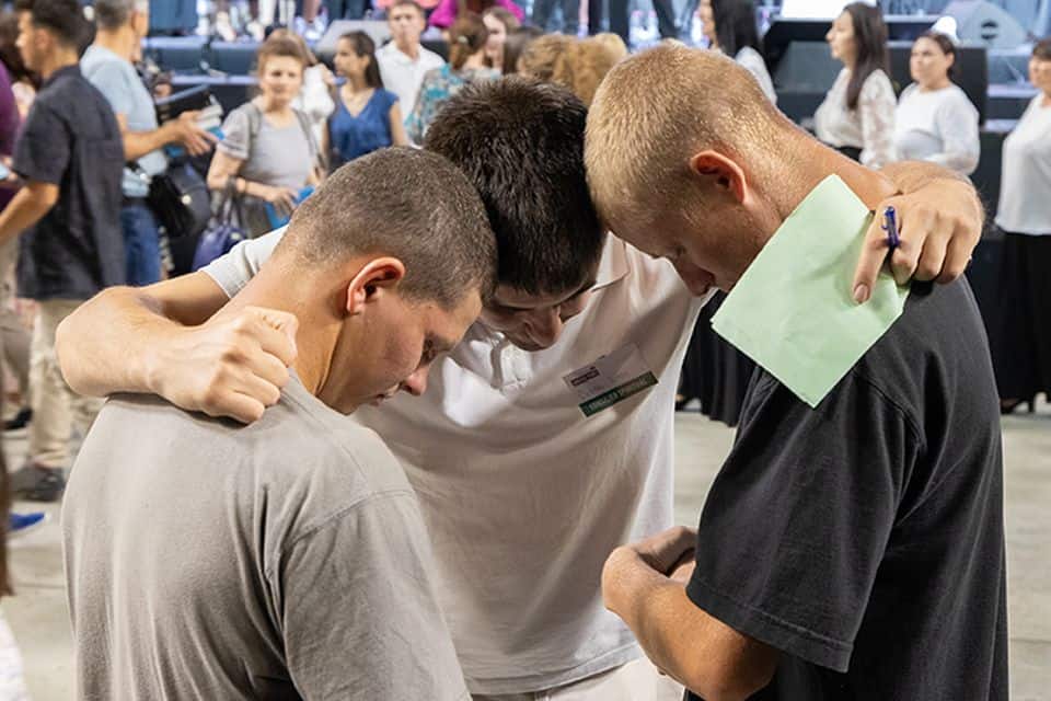 Over 10,000 people came to the Chișinău Arena for the final night of the Celebration of Hope, filling the venue as well as two overflow areas. Another 8,000 watched online, and 50 churches across the country showed the livestream.