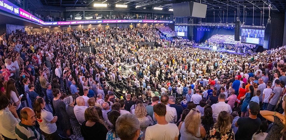 Over 10,000 people came to Chișinău Arena for the final night of the Celebration of Hope in Moldova, again filling the venue, along with two overflow areas. Another 8,000 watched online, and 50 churches across the country showed the livestream.