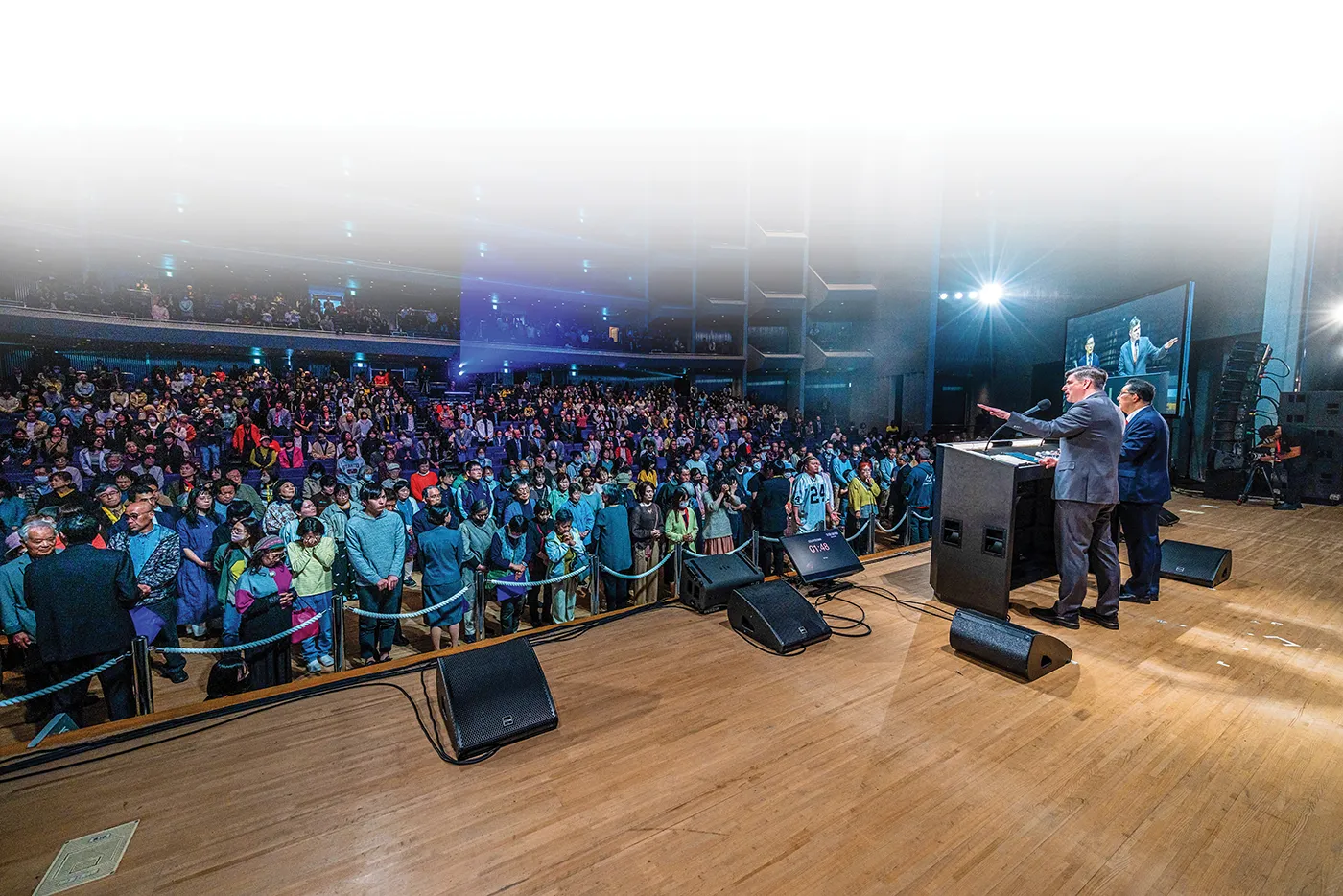 Hundreds of people gathered on the first night of the Celebration
of Hope and Love in Shikoku to hear Will Graham share the Gospel
of Jesus Christ. Three generations of Grahams have preached in
Japan since 1967.